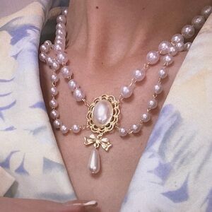 Elegant Pearl and Gold Necklace